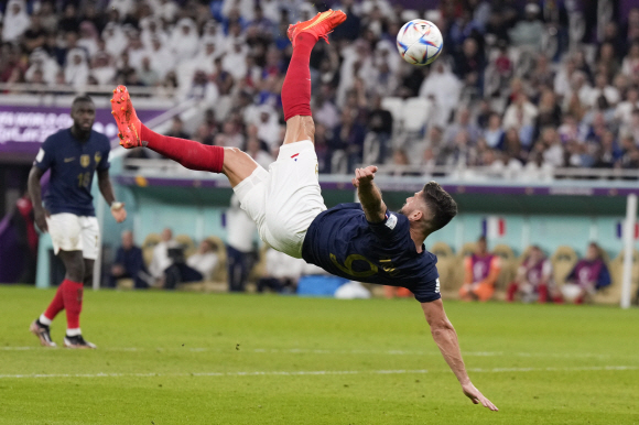 프랑스의 올리비에 지루가 2022년 12월 4일 일요일 카타르 도하의 알투마마 경기장에서 열린 프랑스와 폴란드의 월드컵 16강전에서 오버헤드킥을 하고 있다. (AP Photo/Ricardo Mazalan)