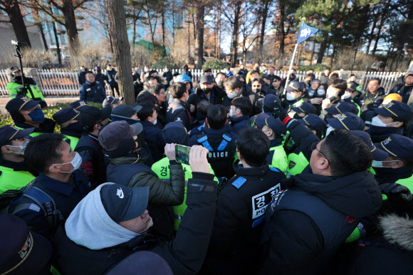 민주노총 전국금속노조 조합원들이 5일 오후 서울 영등포구 국회 앞에서 국회포위 노숙 농성을 준비 중 경찰이 차량 확인을 시도하자 항의하는 과정에서 충돌하고 있다. 2022.12.5  연합뉴스