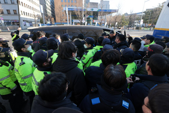 민주노총 전국금속노조 조합원들이 5일 오후 서울 영등포구 국회 앞에서 국회포위 노숙 농성을 준비 중 경찰이 차량 확인을 시도하자 항의하는 과정에서 충돌하고 있다. 2022.12.5  연합뉴스