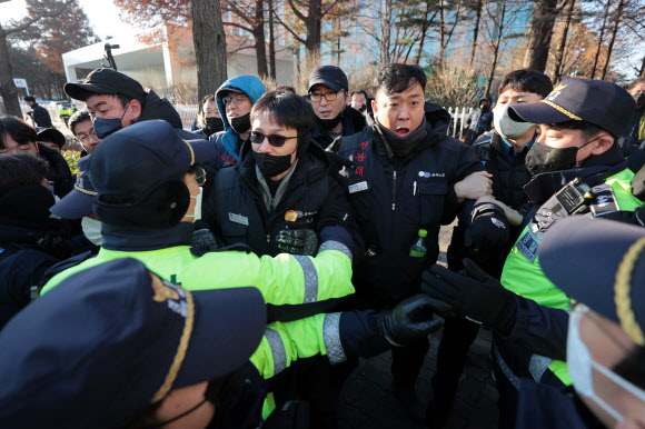 민주노총 전국 금속노조 조합원들이 5일 오후 서울 영등포구 국회 앞에서 국회 포위 노숙 농성을 준비 중 경찰이 차량 확인을 시도하자 항의하는 과정에서 충돌하고 있다. 2022.12.5  연합뉴스