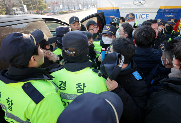 민주노총 전국금속노조 조합원들이 5일 오후 서울 영등포구 국회 앞에서 국회포위 노숙 농성을 준비 중 경찰이 차량 확인을 시도하자 항의하는 과정에서 충돌하고 있다. 2022.12.5  연합뉴스