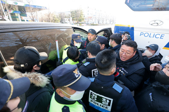민주노총 전국금속노조 조합원들이 5일 오후 서울 영등포구 국회 앞에서 국회포위 노숙 농성을 준비 중 경찰이 차량 확인을 시도하자 항의하는 과정에서 충돌하고 있다. 2022.12.5  연합뉴스