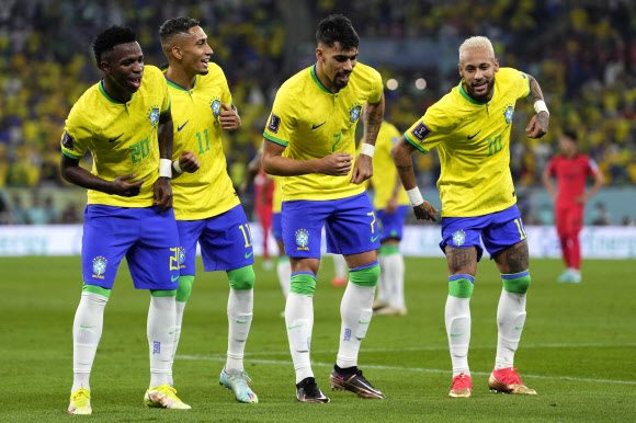 파울루 벤투 감독이 이끄는 한국 축구 국가대표팀은 6일(한국시간) 카타르 도하의 974 스타디움에서 열린 브라질과의 2022 카타르 월드컵 16강전에서 브라질에 1-4로 져 대회를 마무리했다. AP 연합뉴스