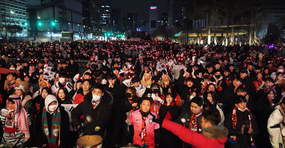 2022 카타르 월드컵 16강전 한국과 브라질의 경기가 열린 6일 오전 서울 종로구 광화문 광장에 붉은 악마와 시민들이 응원을 하고 있다. 2022.12.6 오장환 기자
