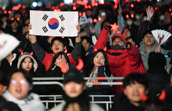 2022 카타르 월드컵 16강전 한국과 브라질의 경기가 열린 6일 오전 서울 종로구 광화문 광장에 붉은 악마와 시민들이 응원을 하고 있다. 2022.12.6 오장환 기자