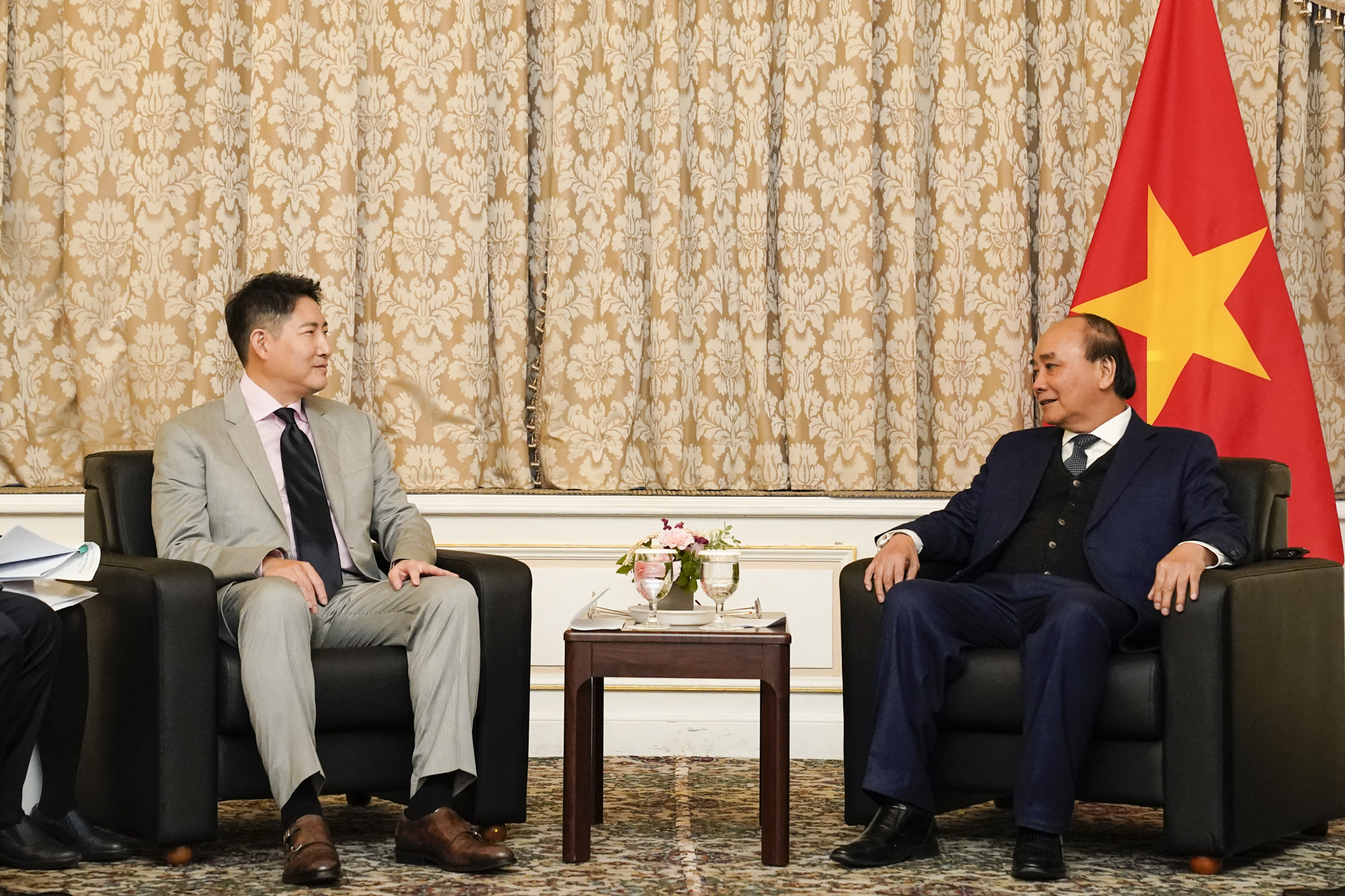 조현준(왼쪽) 효성 회장이 응우옌 쑤언 푹 베트남 국가주석을 만나 베트남에 지속적인 투자를 약속하는 등 사업확대 방안을 논의했다. 효성 제공