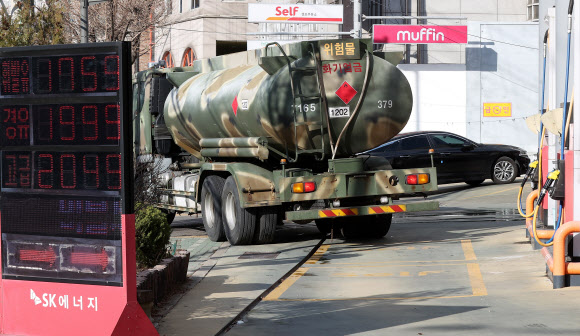 주유소 유류 공급에 군 유조차 투입