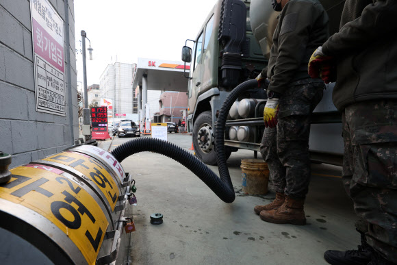 주유소 유류 공급에 군 유조차 투입