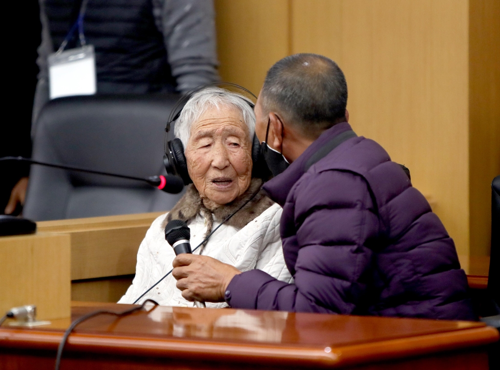 4·3 생존 희생자 박화춘 할머니가 6일 제주지방법원에서 70여년 만에 무죄를 선고 받고 있다. 연합뉴스