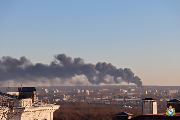 6일(현지시간) 러시아 쿠르스크 지역 비행장에서 검은 연기가 치솟고 있다. 쿠르스크 주지사 로만 스타로보이트는 드론 공격으로 비행장의 연료저장탱크에 불이 붙었다고 밝혔다. 다만 공격의 배후를 특정하지는 않았다. 2022.12.6  타스 연합뉴스