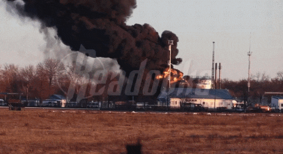 친러시아 채널 레도프카는 6일(현지시간) 러시아 쿠르스크 비행장에서 우크라이나 드론 공습으로 인한 화재가 발생했다고 전했다. 2022.12.6  레도프카