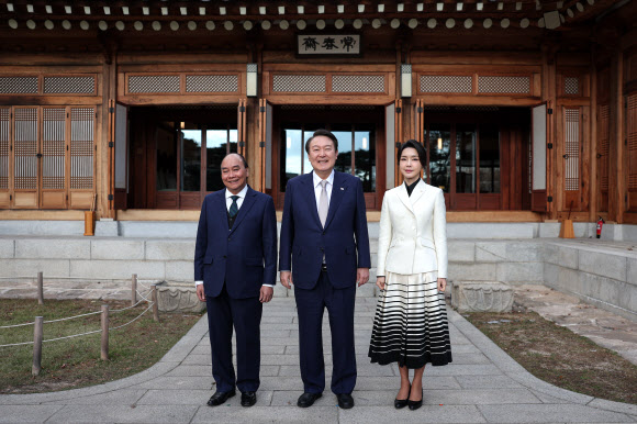 윤석열 대통령과 김건희 여사가 6일 오후 청와대 상춘재에서 응우옌 쑤언 푹 베트남 국가주석과 차담을 하기 앞서 기념촬영을 하고 있다. 2022.12.6  대통령실 제공
