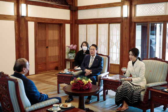윤석열 대통령과 김건희 여사가 6일 오후 청와대 상춘재에서 응우옌 쑤언 푹 베트남 국가주석과 차담을 하고 있다. 2022.12.6  대통령실 제공