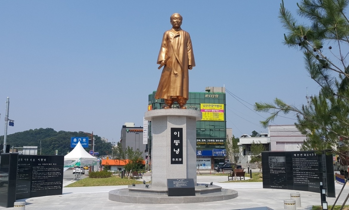 충남 천안시 일원에 설치된 석오 이동녕 선생 동상. 서울신문DB.