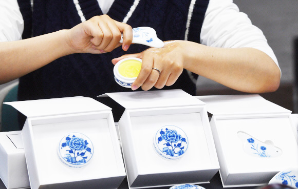 6일 서울 종로구 고궁박물관에서 열린 ‘화협옹주 도자 에디션’ 공개회에서 제품 사용을 시연하는 모습. 안주영 전문기자