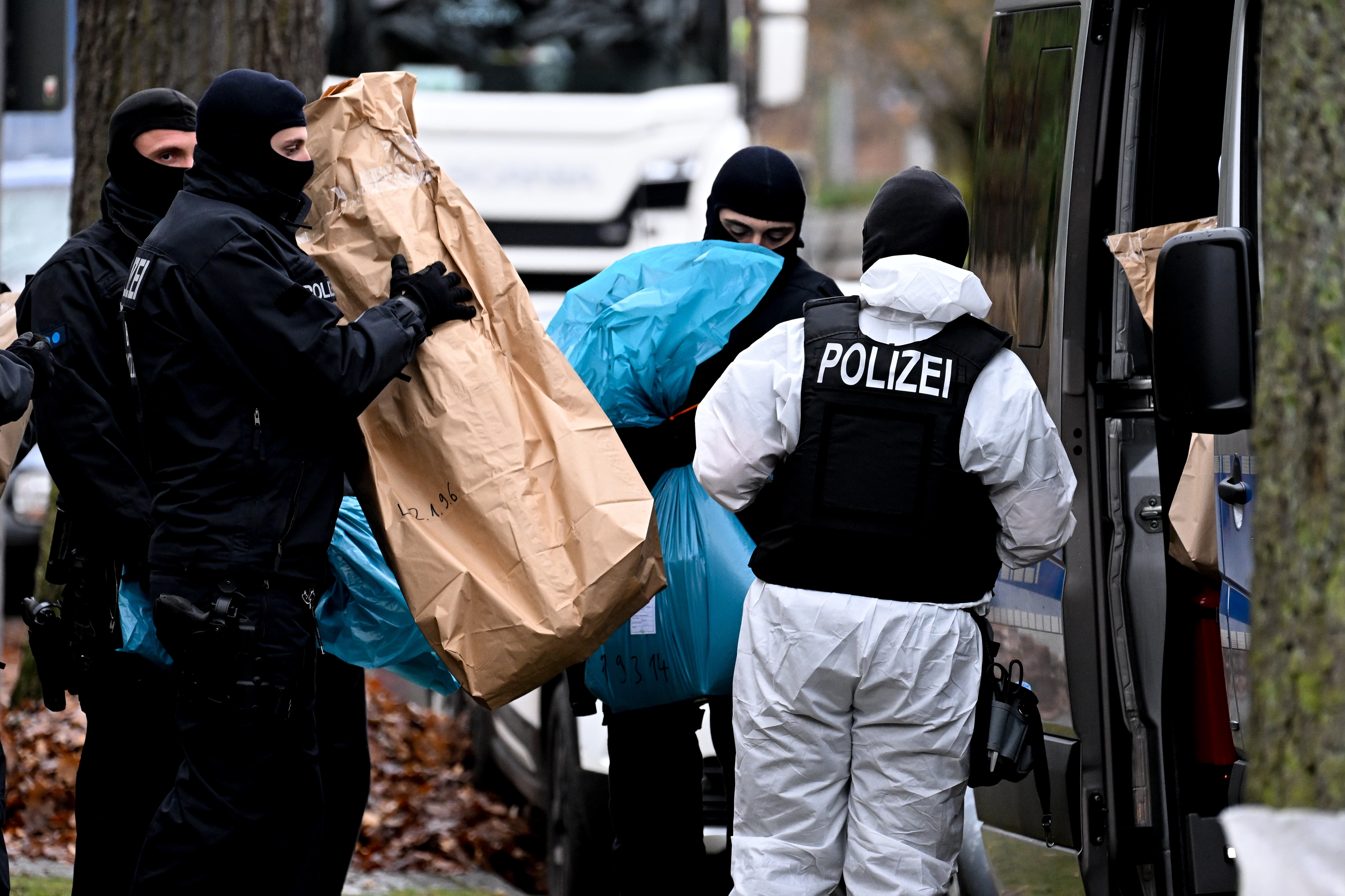 7일(현지시간) 독일 베를린에서 경찰관이 정부 전복 모의 혐의자를 급습하고 있다. 이날 경찰이 대규모 검거 작전을 벌인 결과 독일 전체 11개 주에서 극우 테러조직 용의자 25명이 검거됐다. 베를린 EPA 연합뉴스