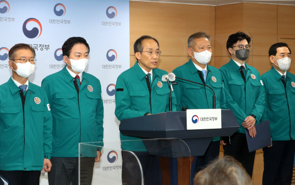 추경호 부총리 겸 기획재정부 장관이 8일 정부서울청사에서 화물연대 집단 운송거부 관련 합동 브리핑을 열고 철강·석유화학 분야에 대한 업무개시명령을 발동한다고 발표하고 있다. 왼쪽부터 이정식 고용노동부 장관, 원희룡 국토교통부 장관, 추 부총리, 이상민 행정안전부 장관, 한동훈 법무부 장관, 이창양 산업통상자원부 장관. 뉴시스