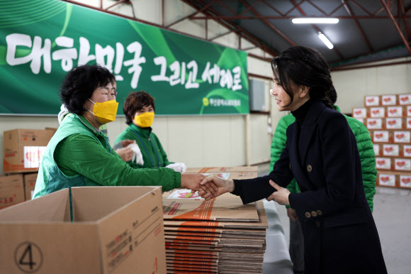 김건희 여사가 8일 부산 부산진구 새마을운동부산진구지회를 방문, 쪽방촌에 전달할 생필품을 포장하기 앞서 새마을지도자 및 대학생마을 동아리 회원들을 격려하고 있다. 2022.12.8  대통령실 제공
