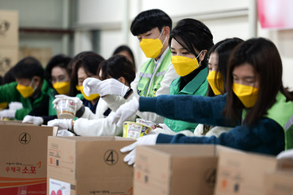 김건희 여사가 8일 부산 부산진구 새마을운동부산진구지회를 방문, 새마을지도자 및 대학생마을 동아리 회원들과 함께 쪽방촌에 전달할 생필품을 포장하고 있다. 2022.12.8  대통령실 제공