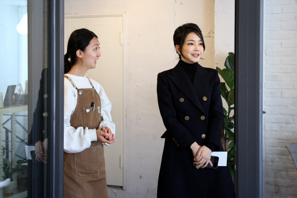 김건희 여사가 8일 부산 금정구 몽실커피를 방문해 자립준비청년 창업자들과 함께 카페를 둘러보고 있다. 이 카페는 아동양육 시설에서 성장한 청년들이 창업한 곳으로, 이 청년들은 다른 자립준비청년들을 돕고 있다.  2022.12. 8  대통령실 제공