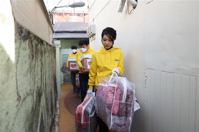 윤석열 대통령 부인 김건희 여사가 8일 부산의 한 쪽방촌을 찾아 겨울나기 행복꾸러미 생필품을 전달하고 있다. 2022.12.8 대통령실 제공