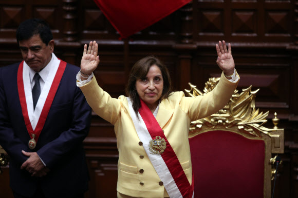 디나 볼루아르테 전 페루 부통령이 7일(현지시간) 페루 의회에서 대통령 취임 선서를 하고 손을 들어보이고 있다. 리마 AP