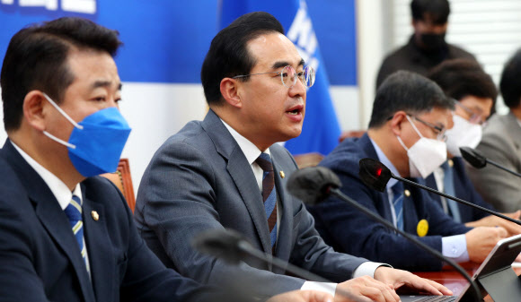 박홍근(왼쪽 두 번째) 더불어민주당 원내대표가 8일 국회에서 ‘2023년도 예산안 관련 기자회견’을 열고 정부·여당의 예산안 협상을 비판하고 있다. 뉴시스