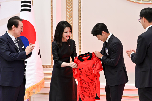 윤 대통령 부부에 유니폼 선물하는 손흥민·이강인