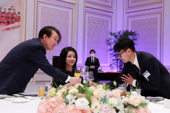 건배하는 윤석열 대통령과 손흥민