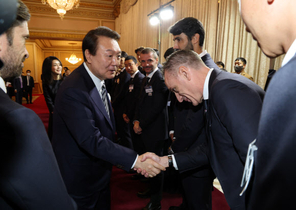 벤투 감독과 악수하는 윤 대통령