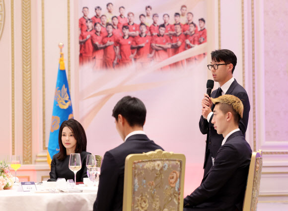 답사하는 손흥민 선수