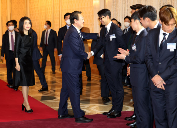 축구 국가대표팀 환영만찬 참석하는 윤 대통령 부부