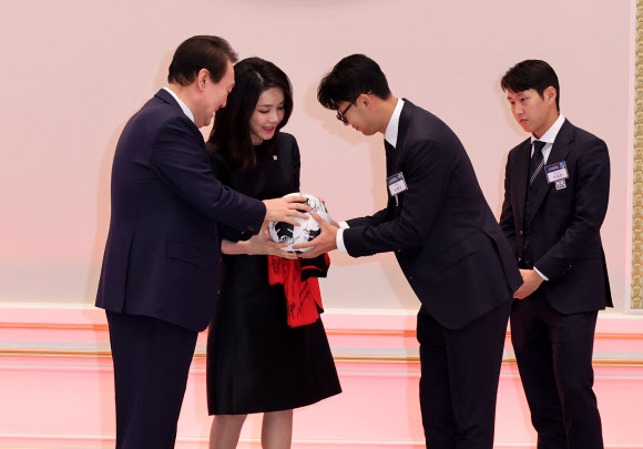 윤 대통령 부부에 축구공과 유니폼 선물하는 손흥민·이강인