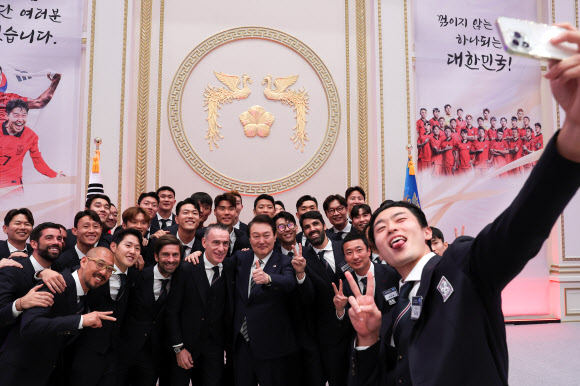 기념촬영하는 윤 대통령과  축구대표팀