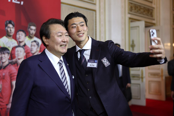 윤석열 대통령과 셀카 찍는 조규성