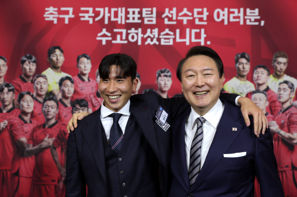윤종규 선수와 어깨동무한 윤 대통령