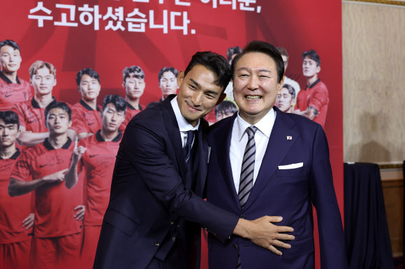 조유민 선수와 기념촬영하는 윤 대통령