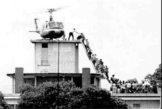 1975년 4월 29일 사이공 건물 꼭대기에 자리잡은 에어 아메리카 헬리콥터에 피란민들이 줄을 지어 탑승하고 있다. 소설 ‘앰’은 1960년대 이후 베트남 현대사를 단단하게 직조한다.  로이터 연합뉴스