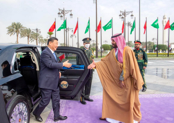 국빈 방문한 시진핑 환대하는 사우디 무함마드