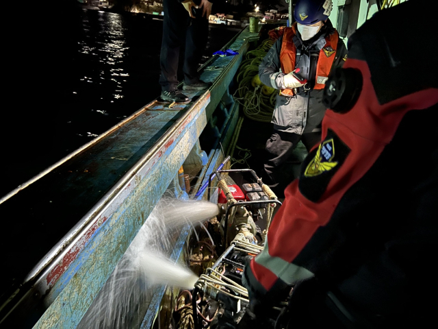 9일 오전 포항해양경찰서 대원들이 경주 감포 앞바다에서 좌초 사고를 당한 40t급 어선에 대해 구조작업을 벌이고 있다. 포항해양경찰서 제공.