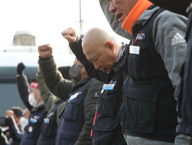 고개숙인 투쟁  민주노총 공공운수노조 화물연대본부 조합원들이 지난 9일 오후 경기 의왕 화물연대 서울경기지역본부에서 총파업 철회 발표 후 눈물을 흘리고 있다. 화물연대는 파업 16일 만에 총파업을 철회하고 업무에 복귀하기로 했다.<br>뉴스1