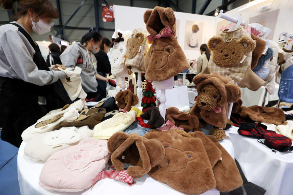 9일 오후 서울 강남구 세텍(SETEC)에서 열린 ‘크리스마스 서울펫쇼’에서 참관객들이 반려동물 용품을 살펴보고 있다. 2022.12.9  연합뉴스