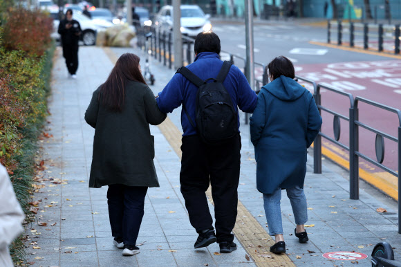 2023학년도 대학수학능력시험일인 서울 서초고 반포고등학교에서 시험을 마친 수험생이 가족들과 집으로 돌아가고 있다. 2022.11.17 연합뉴스