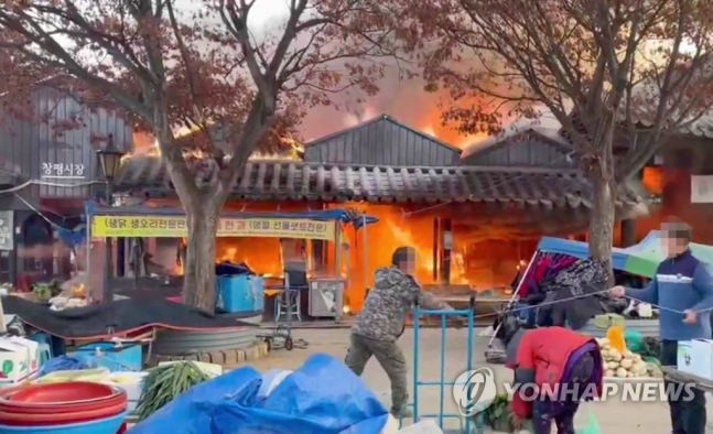 화염 휩싸인 창평시장. 연합뉴스