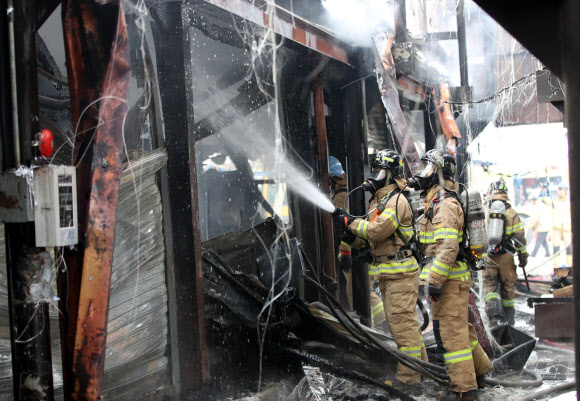 잔불 끄는 소방관들