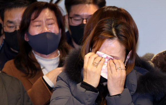 눈물흘리는 이태원 참사 유가족