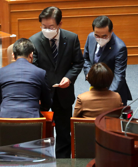 더불어민주당 이재명 대표와 박홍근 원내대표가 11일 오전 서울 여의도 국회에서 열린 본회의에서 이상민 행정안전부 장관 해임 건의안 투표를 하고 있다. 2022.12.11 공동취재