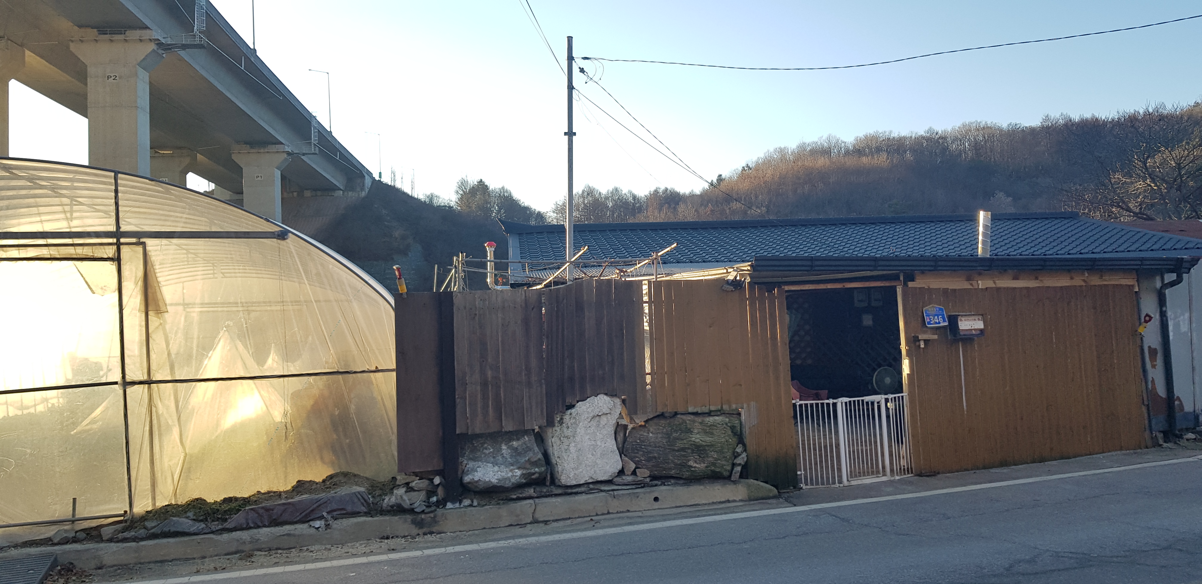 강원 춘천시 동산면에 있는 이수희(가명)양의 집. 상수도관이 설치돼 있지 않아 지하수를 끌어쓰는 탓에 비나 눈이 오면 녹물과 쇳가루가 섞여 나오고, 고속도로 교량 아래 위치해 낮에도 해가 들지 않는다. 홍인기 기자