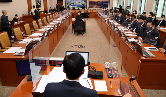 김민기 국회 국토교통위원장이 지난 9일 오전 서울 여의도 국회에서 국민의힘이 불참한 가운데 열린 국토교통위원회 전체회의에서 의사봉을 두드리고 있다. 이날 국토교통위원회 전체회의에서는 화물자동차 안전운임제 3년 연장안(화물자동차 운수사업법 일부개정법률안을)이 가결됐다. 연합뉴스