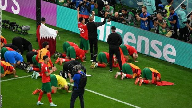 모로코 선수들이 서포터 앞에 몰려가 무릎을 꿇고 머리를 조아리는 ‘수주드’ 에를 다하고 있다. 도하 AFP 연합뉴스